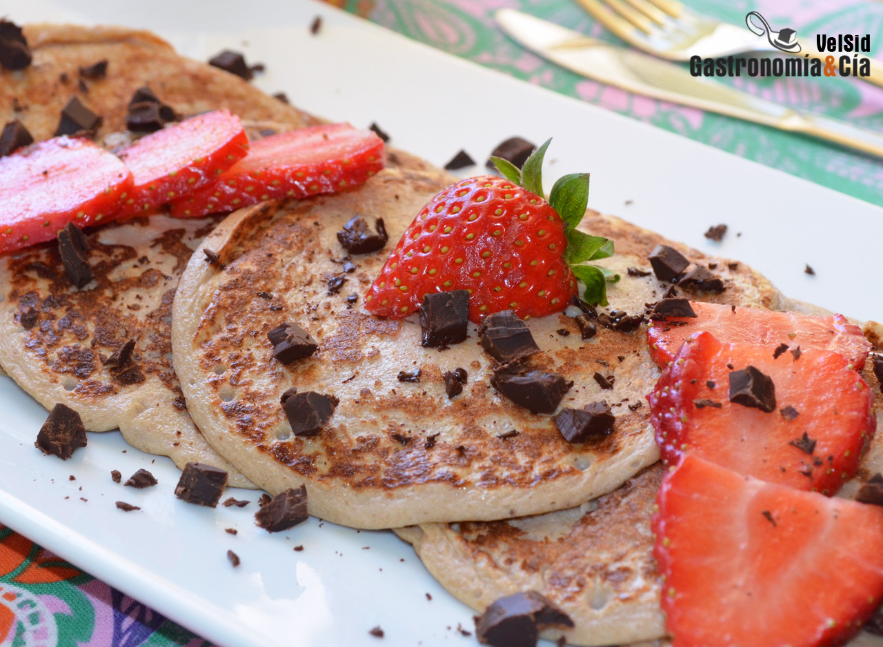 Tortitas de avena con plátano, fresas y chocolate