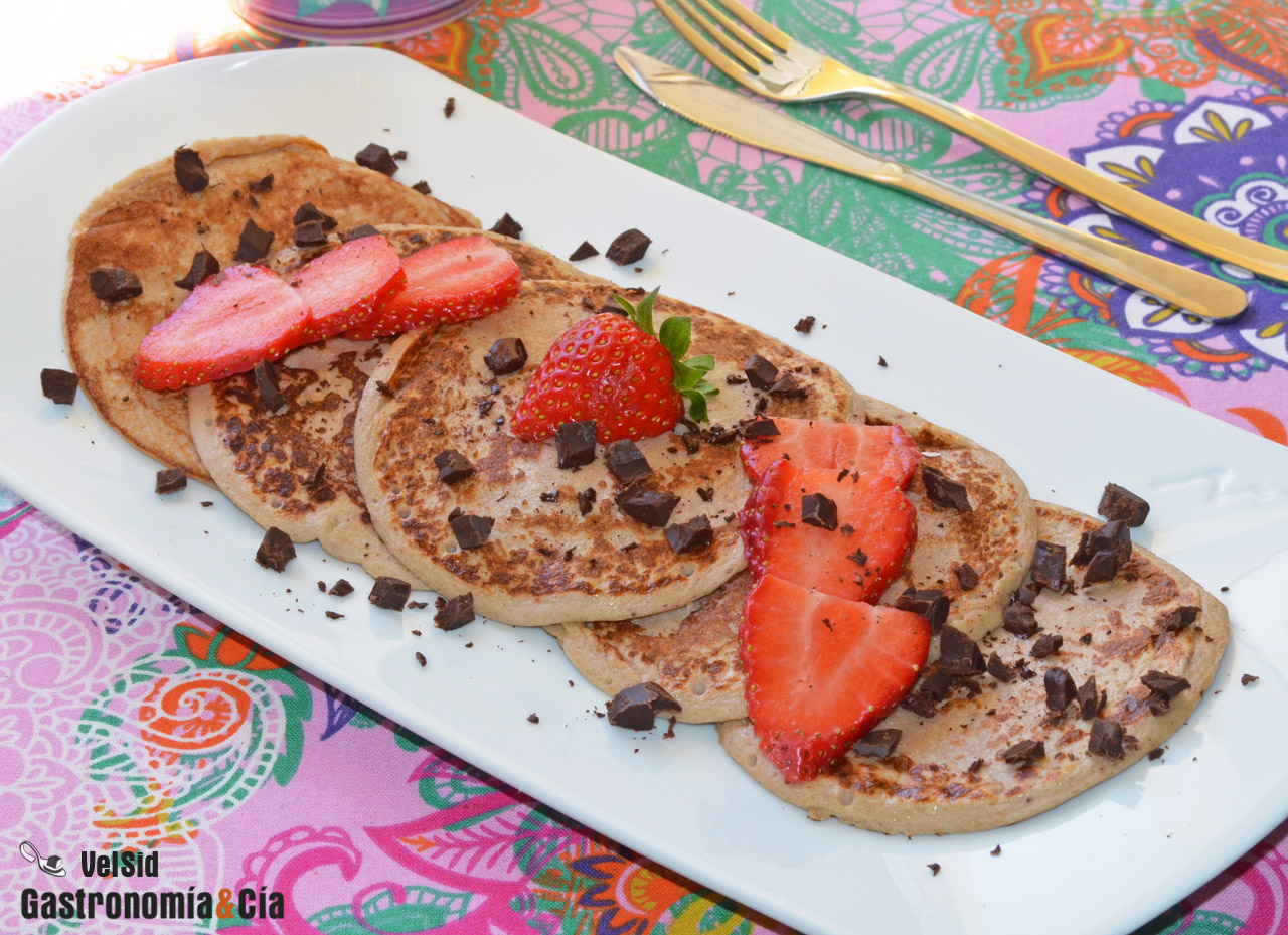 Tortitas de avena con plátano, fresas y chocolate