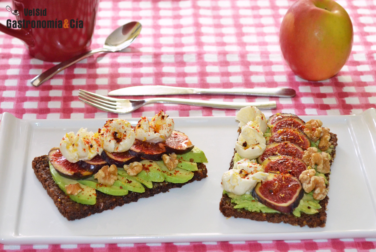 Tostadas con aguacate, higos y mozzarella, un desayuno 