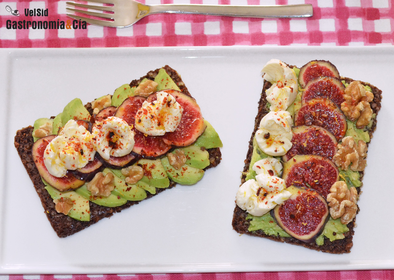 Tostadas con aguacate, higos y mozzarella, un desayuno 