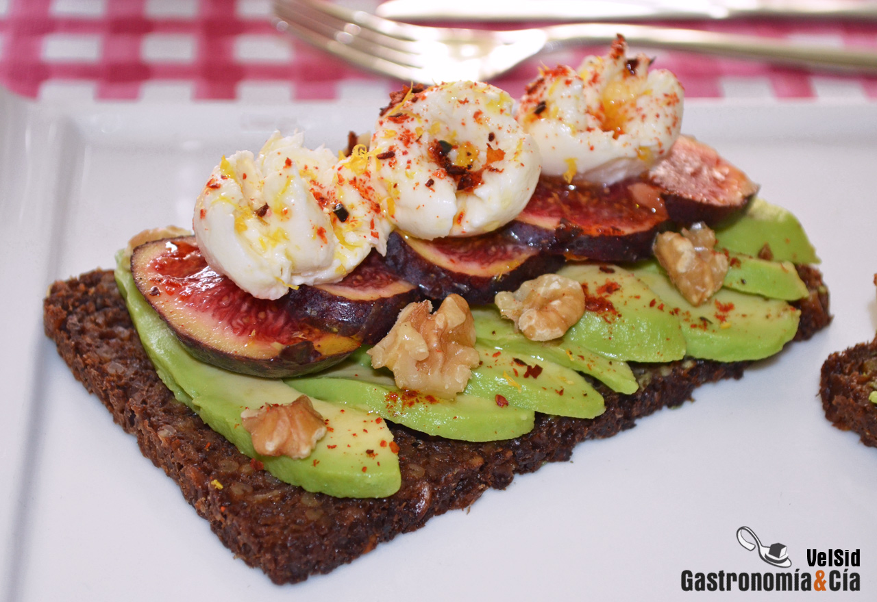 Tostadas con aguacate, higos y mozzarella, un desayuno 