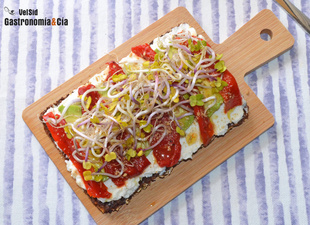Tostada integral con aguacate, pimiento asado y germina