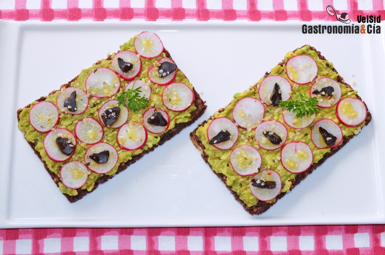 Tostada de aguacate, rabanitos y ajo negro