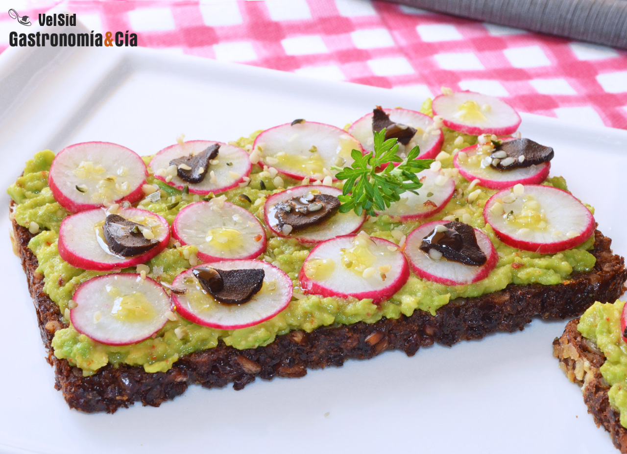 Tostada de aguacate, rabanitos y ajo negro