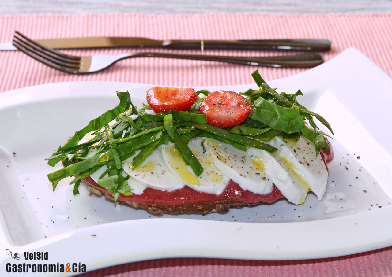 Tostada de compota de fresa, mozzarella y espinacas