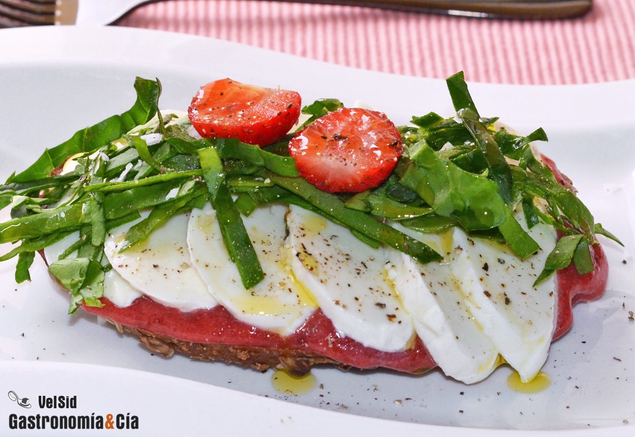 Tostada de compota de fresa, mozzarella y espinacas