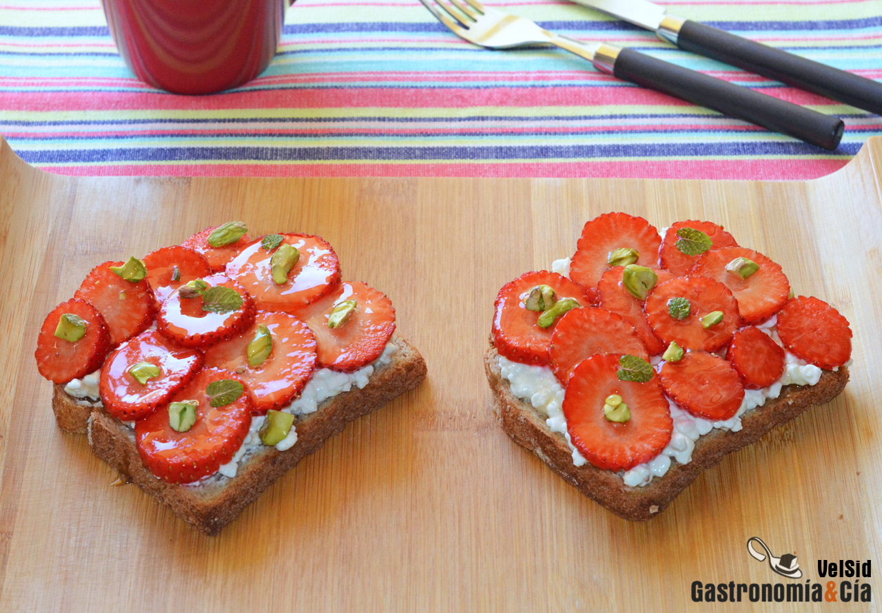Tostadas con queso cottage, fresas y pistachos