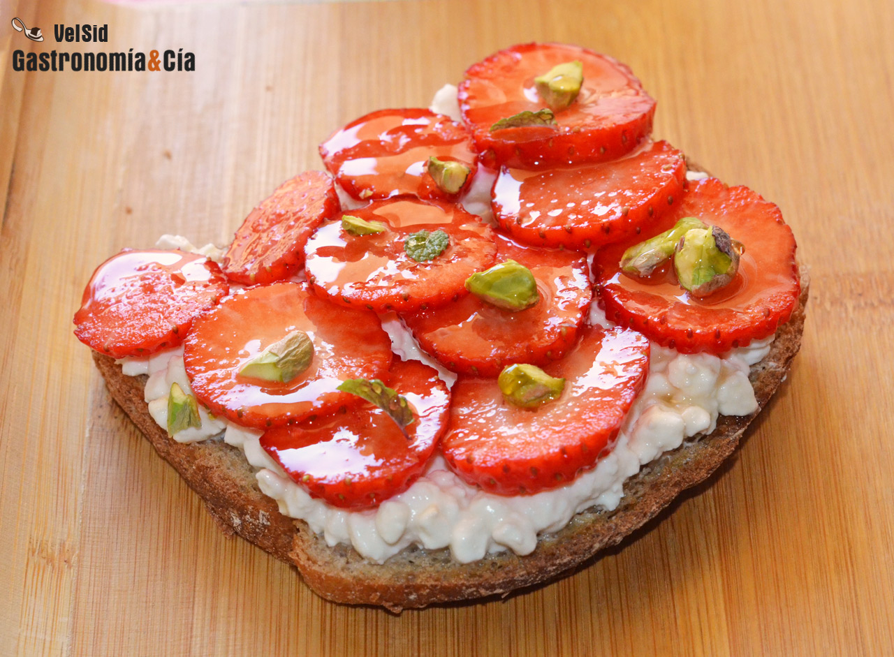 Tostadas con queso cottage, fresas y pistachos