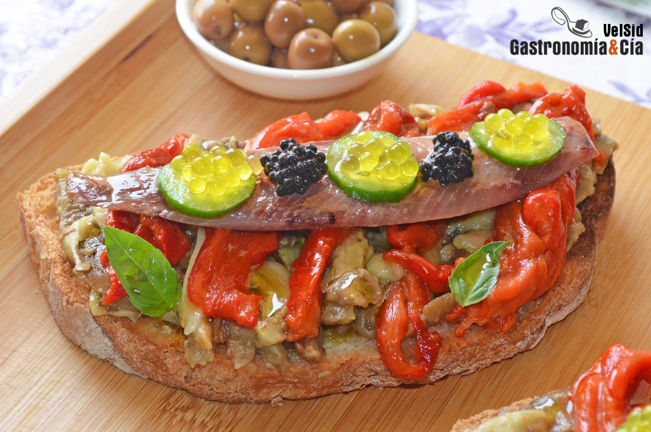 Tosta de escalivada con sardina ahumada
