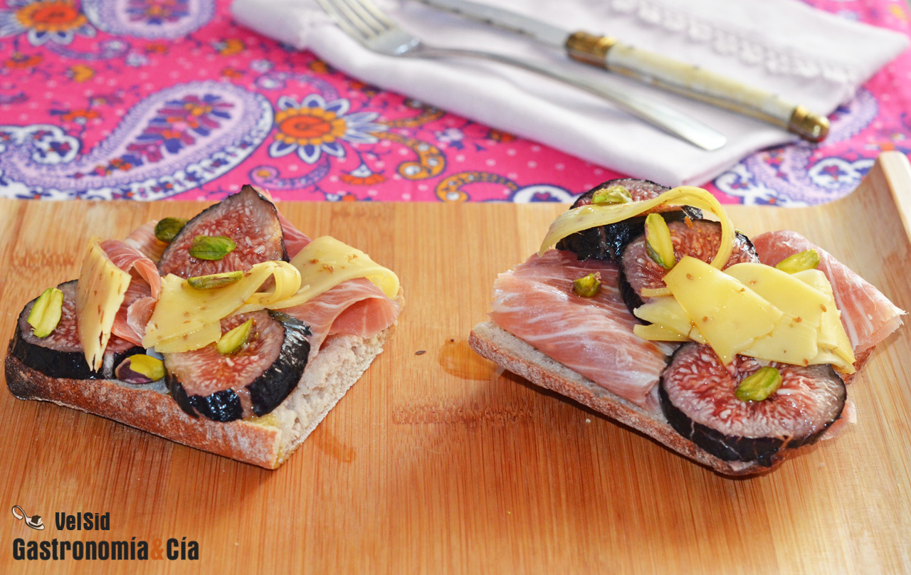 Tostadas con jamón ibérico, higos y queso con cominos