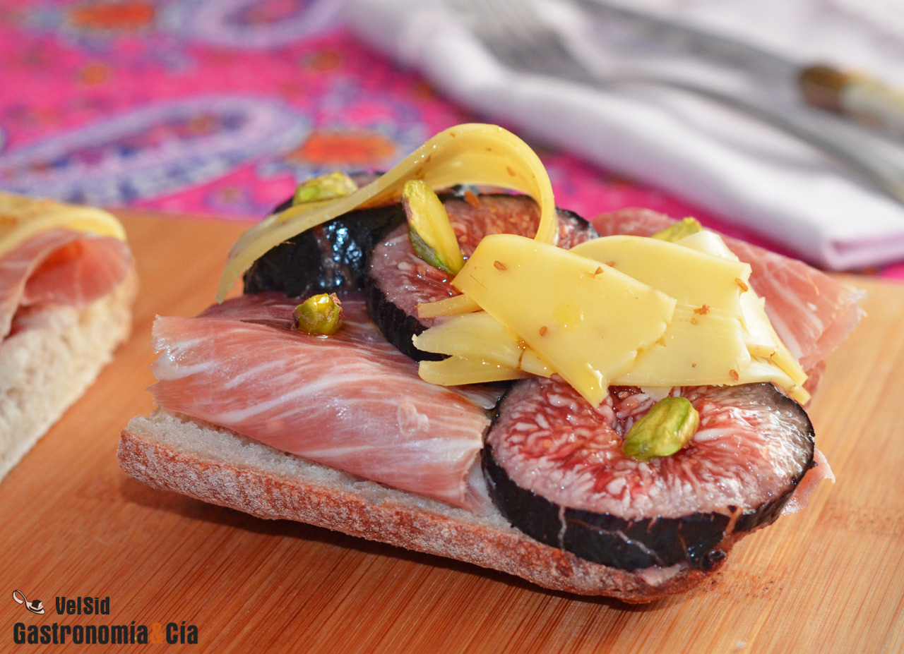 Tostadas con jamón ibérico, higos y queso con cominos