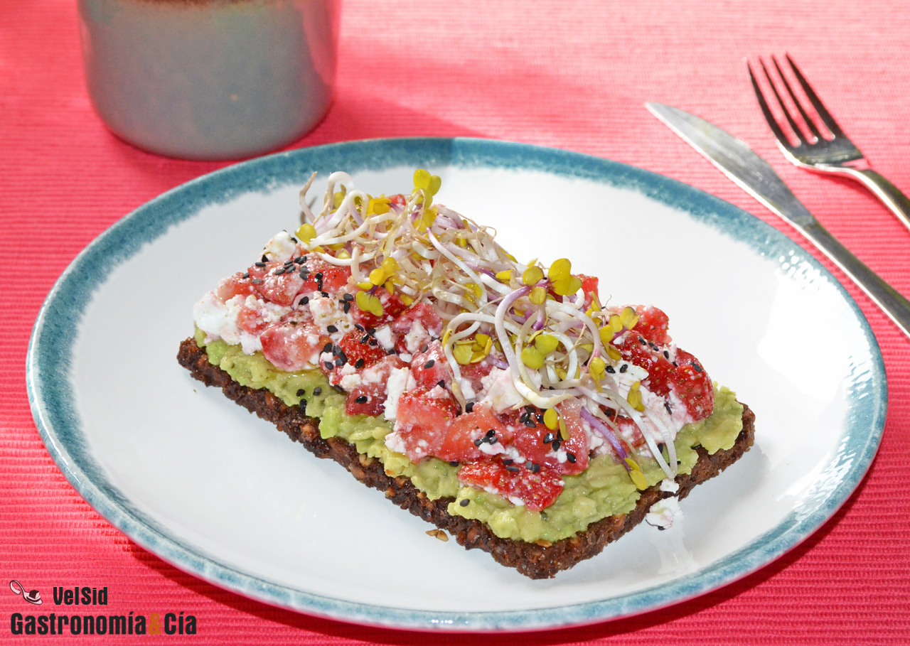 Tostadas integrales con fresas, aguacate y queso feta