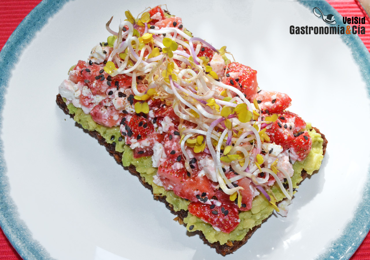 Tostadas integrales con fresas, aguacate y queso feta