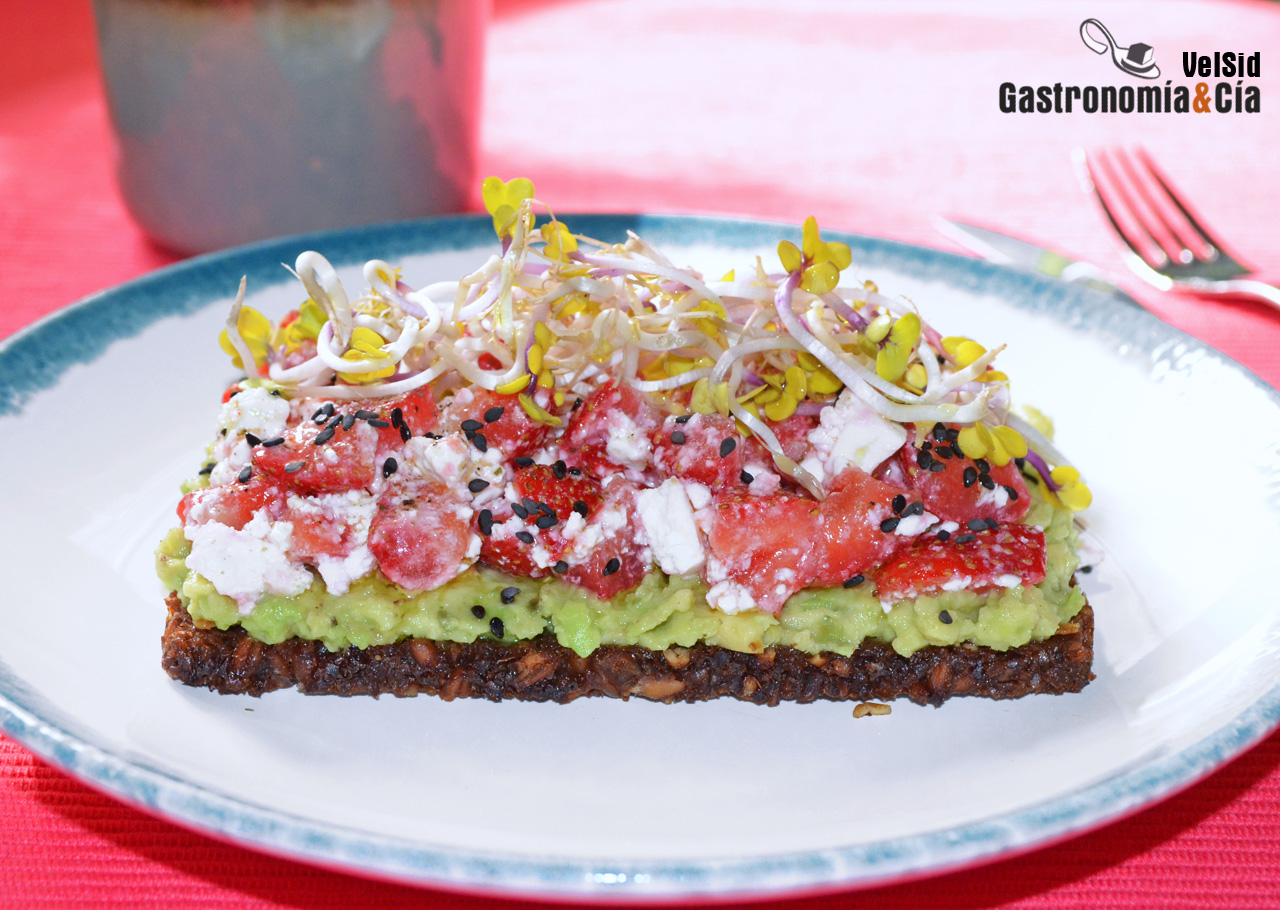 Tostadas integrales con fresas, aguacate y queso feta