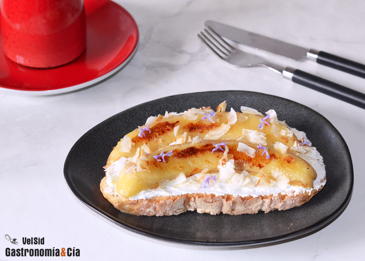 Tostada con kéfir, plátano y coco