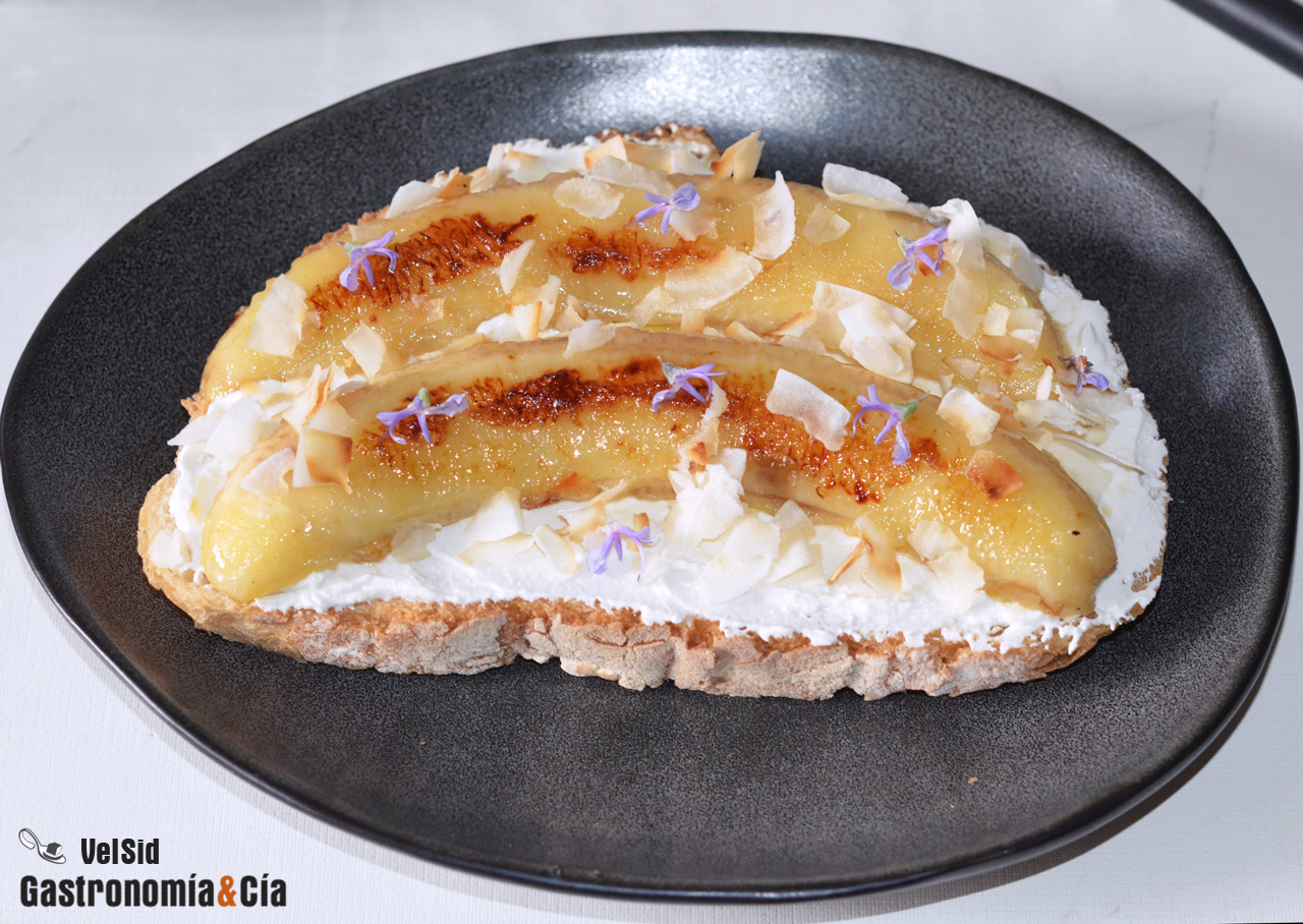 Tostada con kéfir, plátano y coco