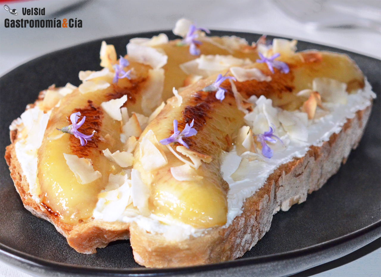 Tostada con kéfir, plátano y coco