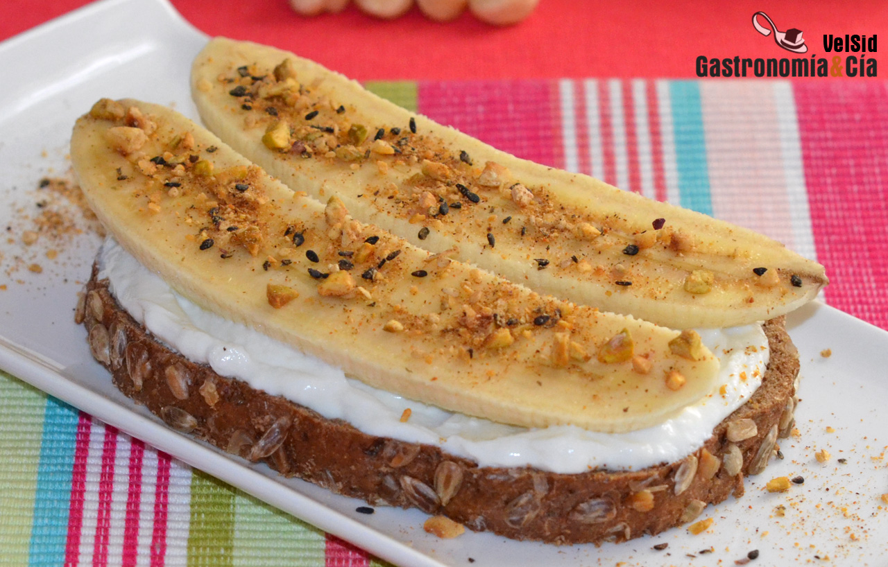 Tostada de plátano, labneh y salsa de caramelo y avella