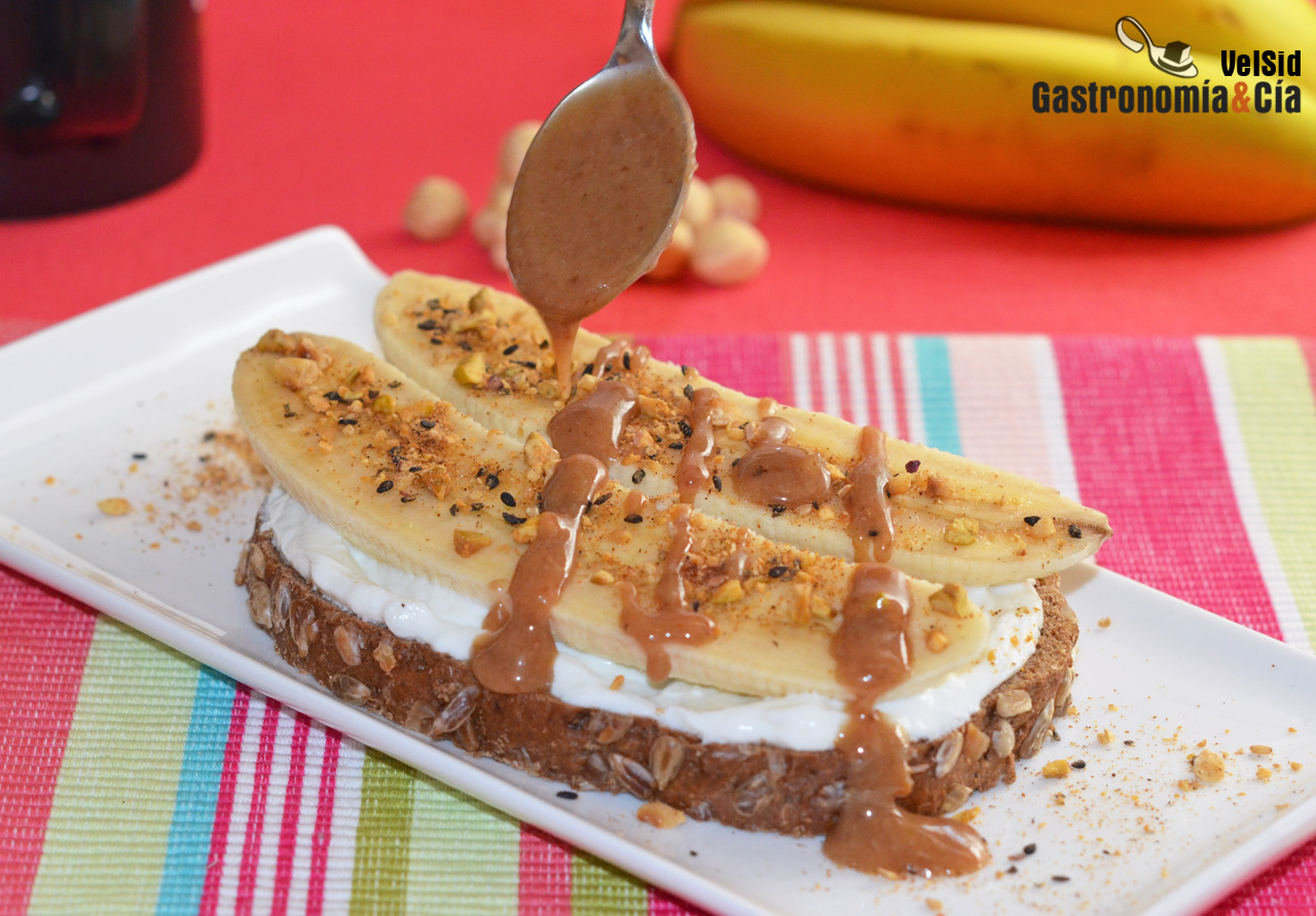 Tostada de plátano, labneh y salsa de caramelo y avella