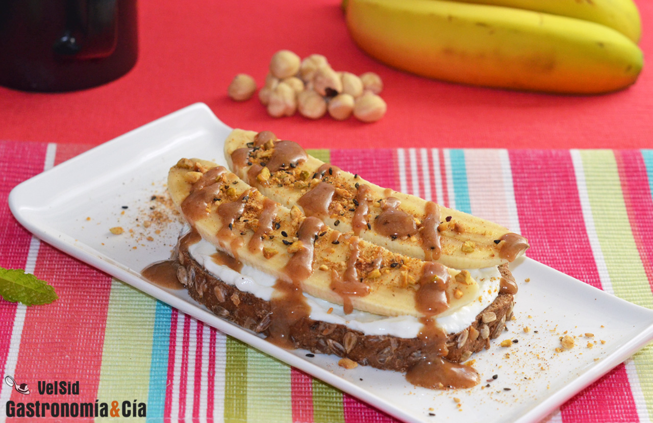 Tostada de plátano, labneh y salsa de caramelo y avella