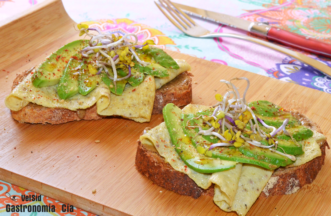 Tostadas de espelta con tahini, tortilla y aguacate