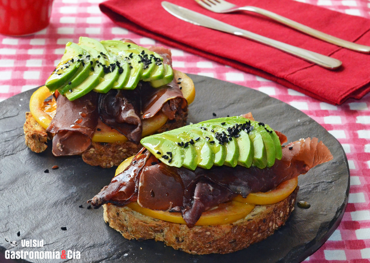 Tostadas con tomate, cecina y aguacate