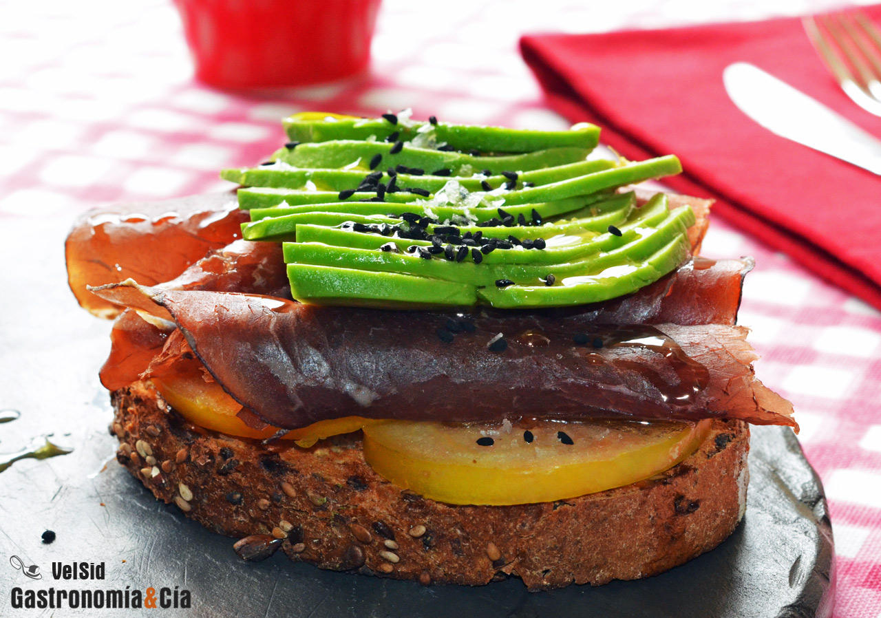 Tostadas con tomate, cecina y aguacate