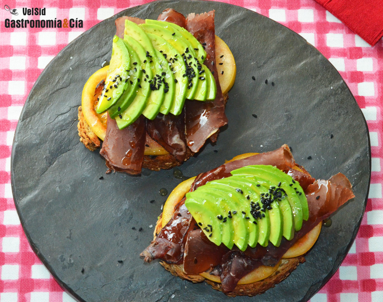 Tostadas con tomate, cecina y aguacate
