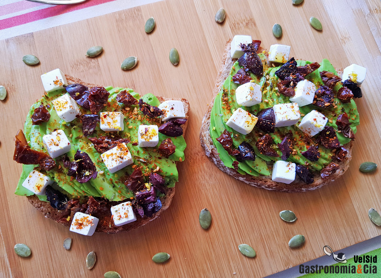 Tostadas con aguacate, feta y tomate seco