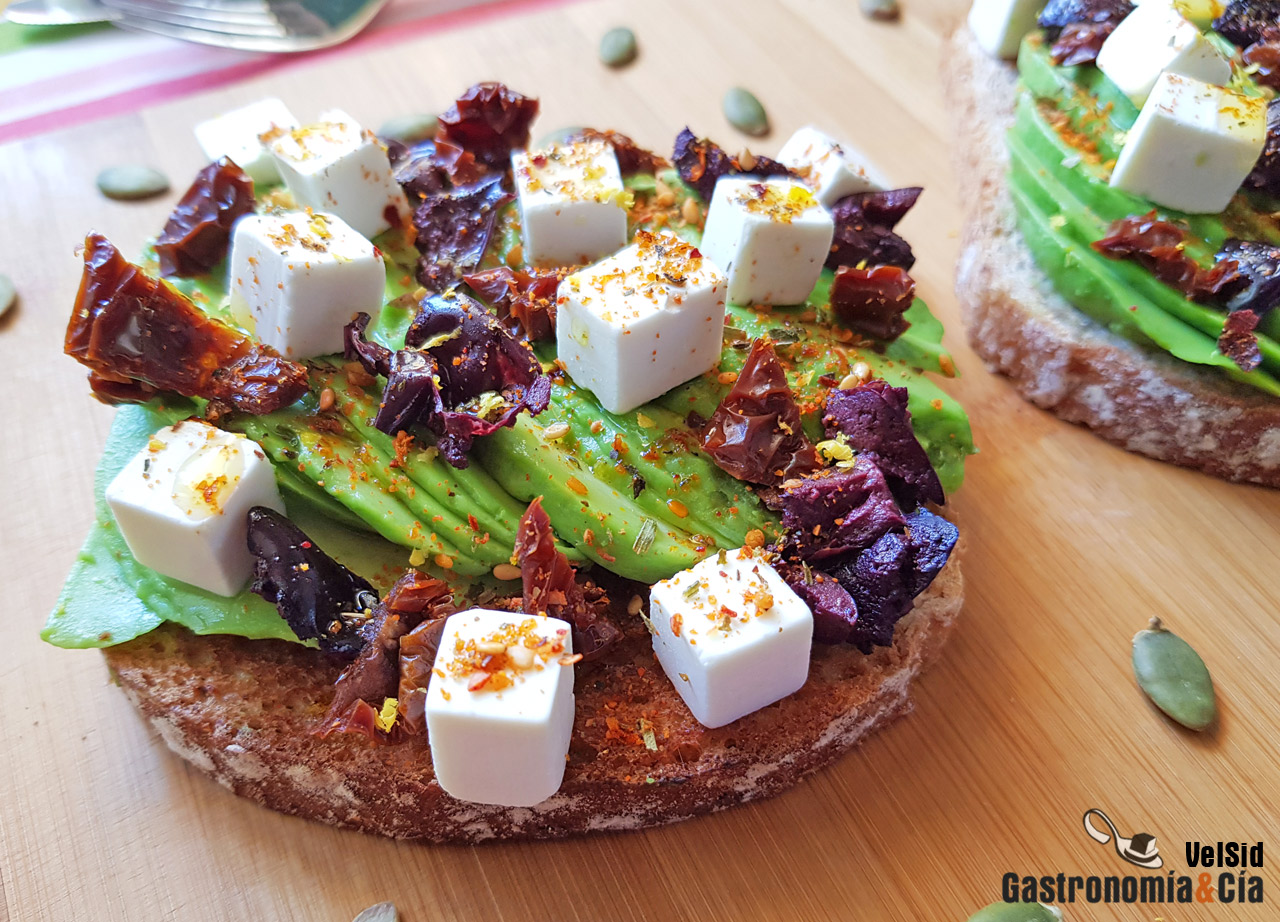 Tostadas con aguacate, feta y tomate seco