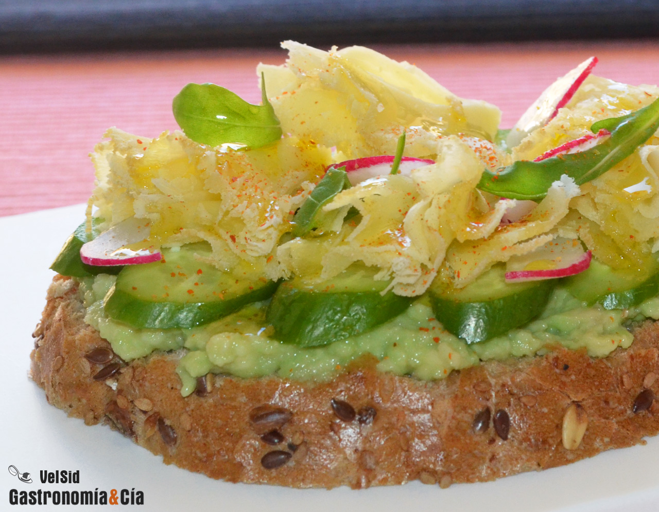 Tosta de aguacate, pepino y Tête de Moine