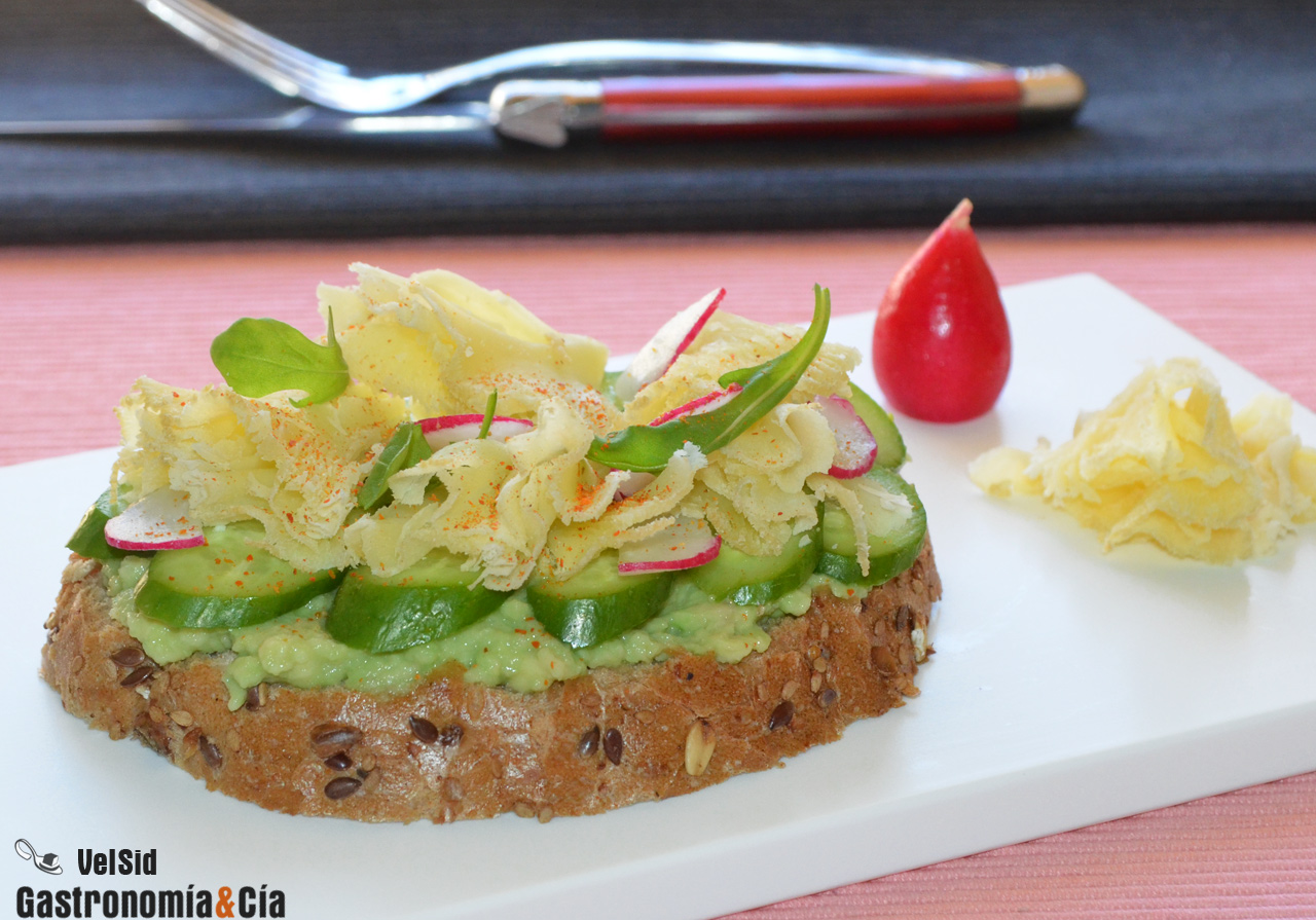 Tosta de aguacate, pepino y Tête de Moine