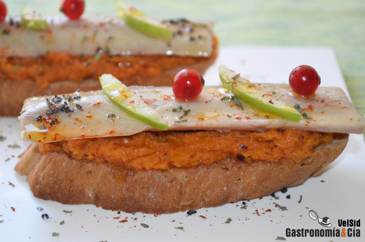 Tosta de anguila ahumada y calabaza asada