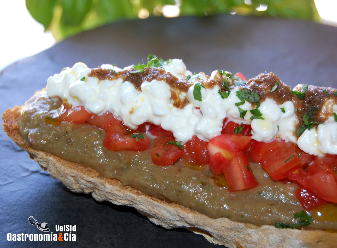 Tosta de berenjena, tomate, cottage y aceite de anchoa