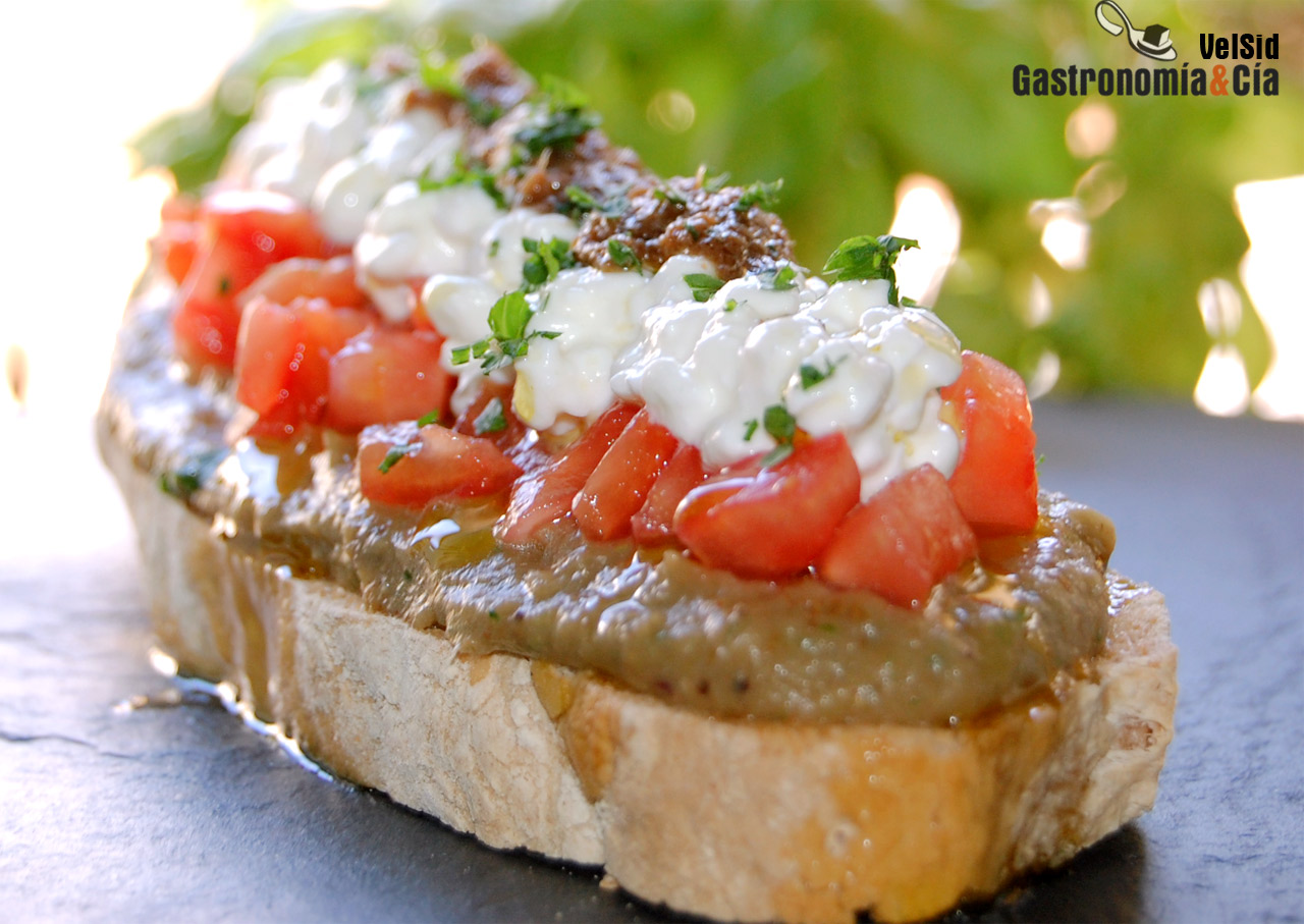 Tosta de berenjena, tomate, cottage y aceite de anchoa