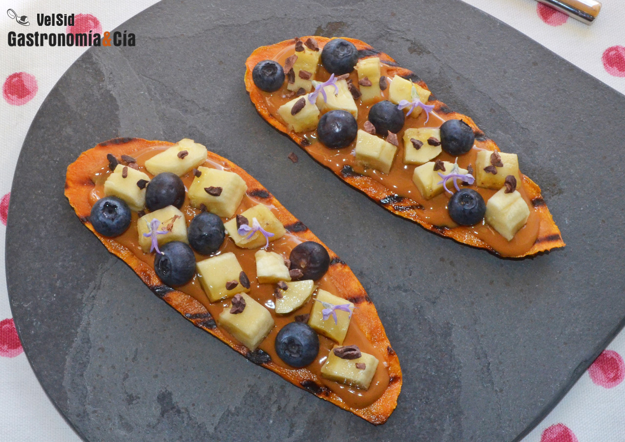 Tostada de boniato, plátano, arándanos y manteca de cac