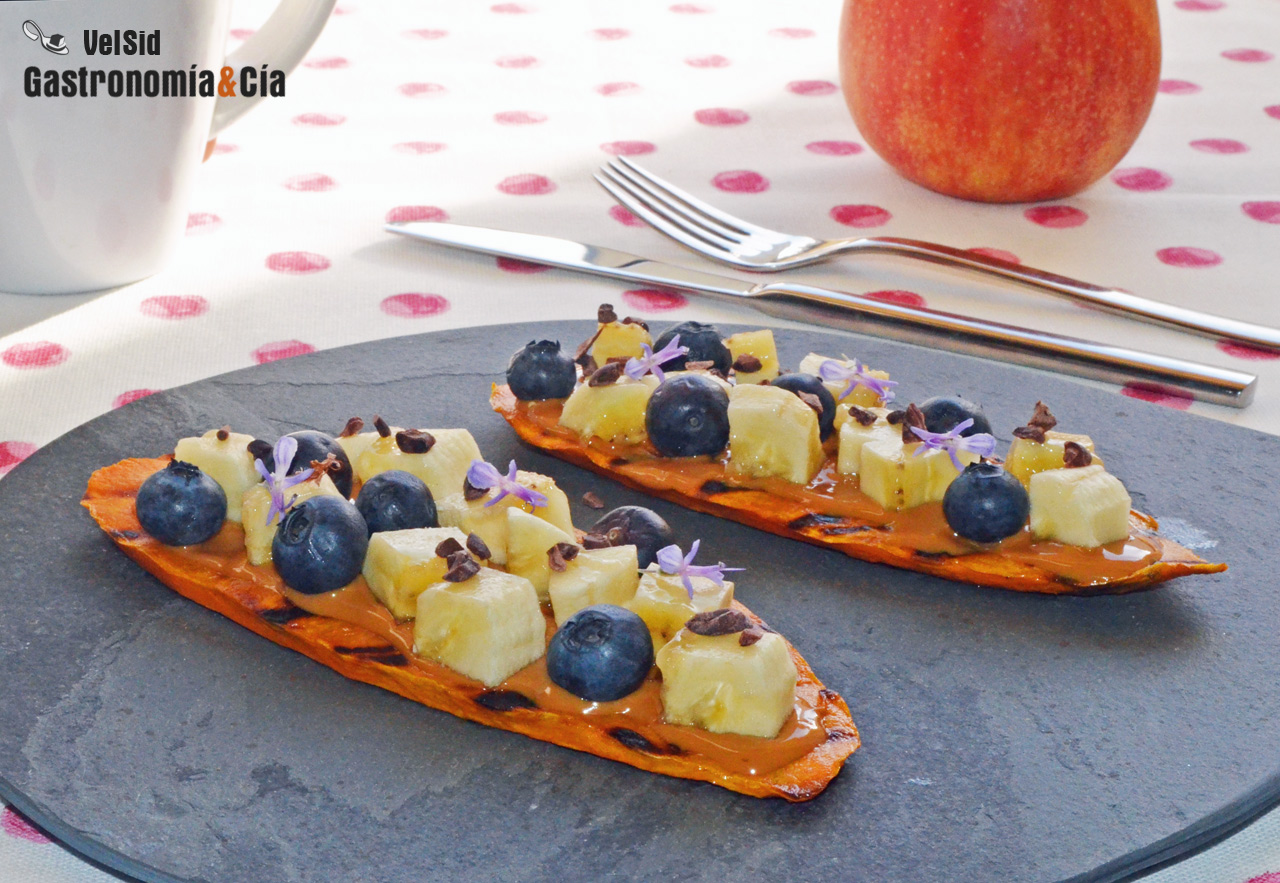Tostada de boniato, plátano, arándanos y manteca de cac
