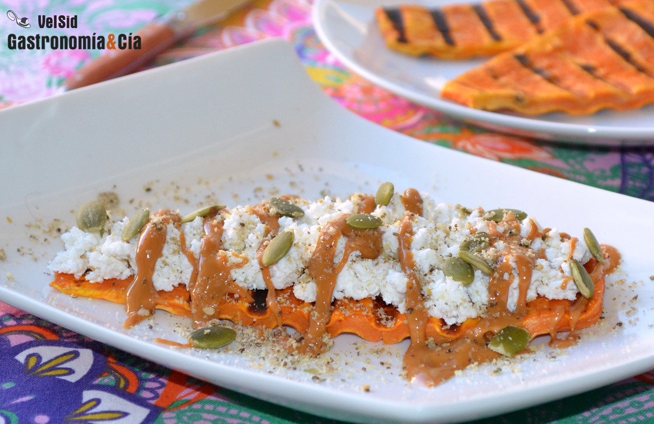 Tostada de boniato con requesón y crema de cacahuete