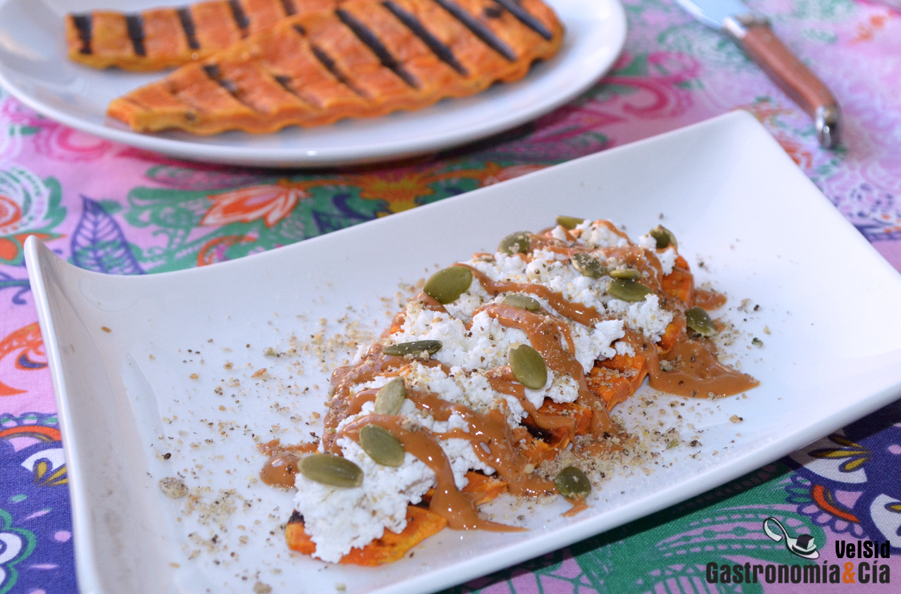 Tostada de boniato con requesón y crema de cacahuete