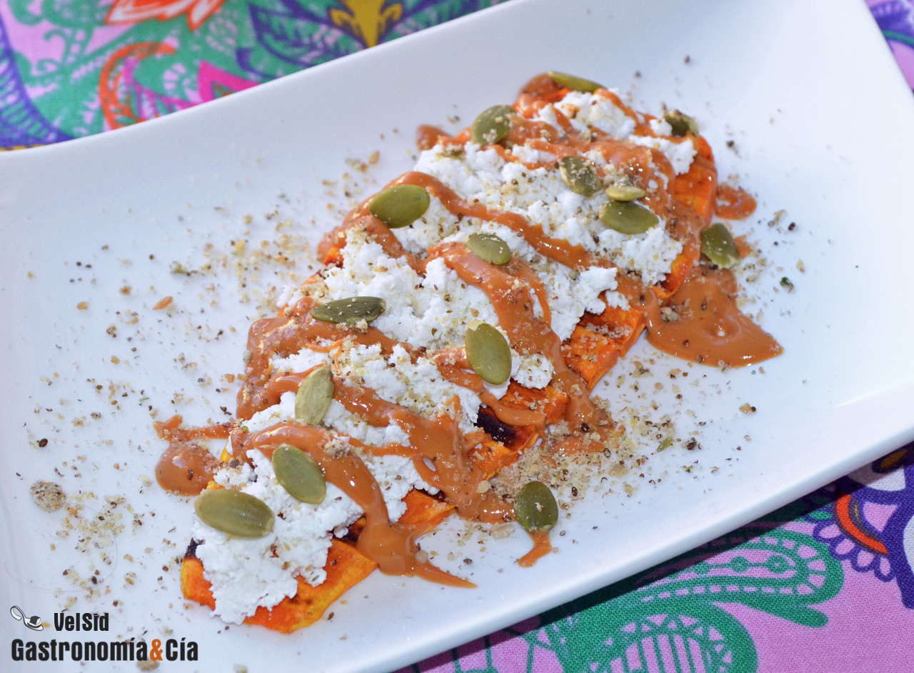 Tostada de boniato con requesón y crema de cacahuete
