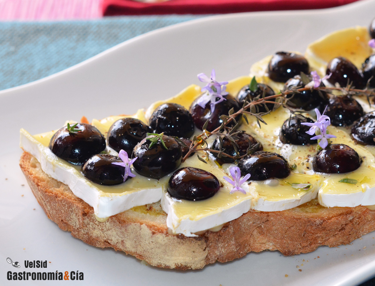 Tostada con queso brie y arándanos al tomillo