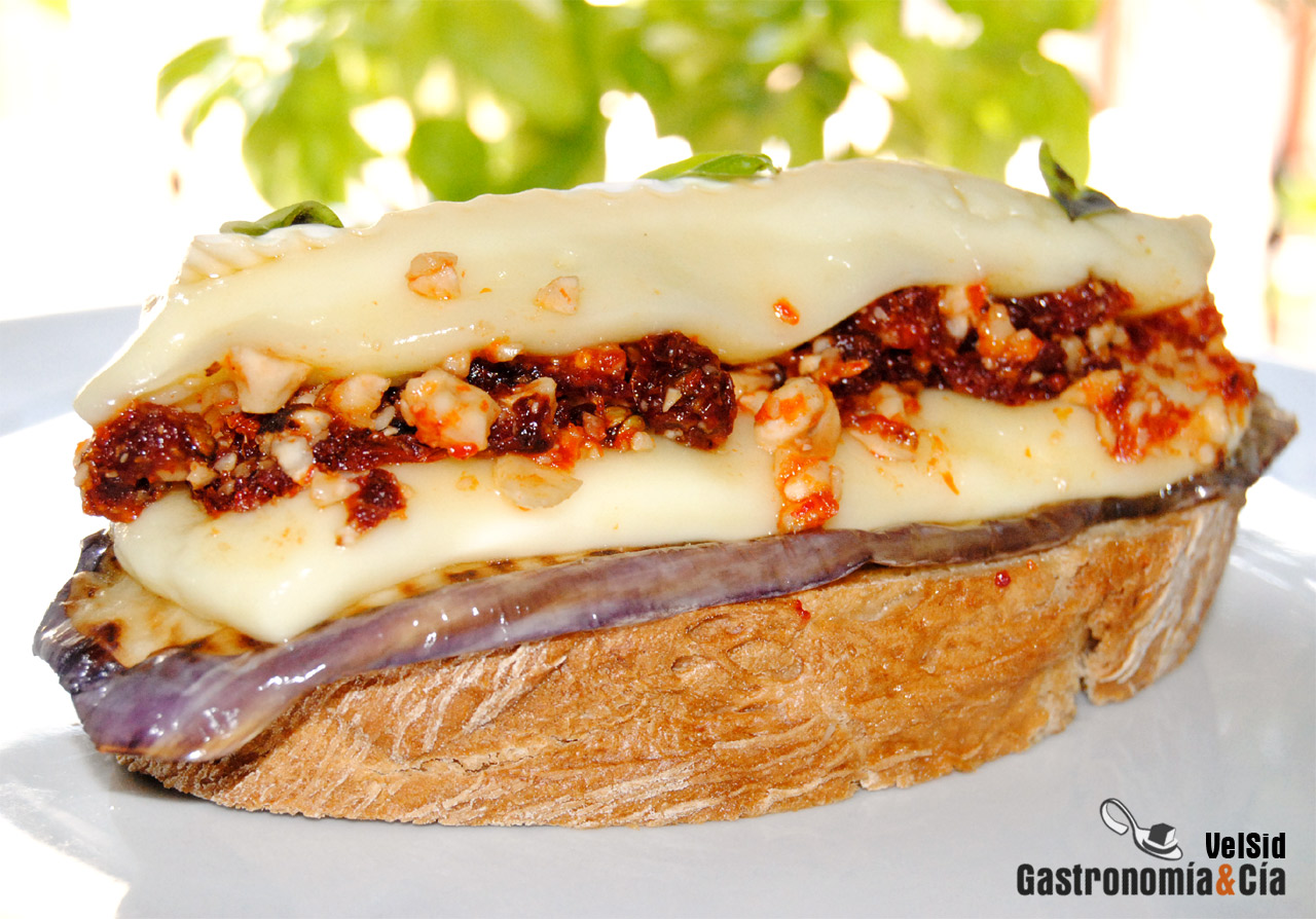 Brie relleno de tomate, pimiento y avellanas