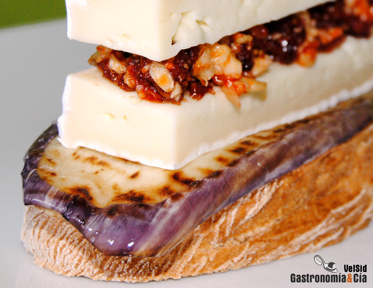 Brie relleno de tomate, pimiento y avellanas