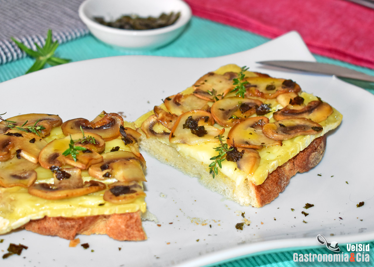Tostada de queso brie y champiñones