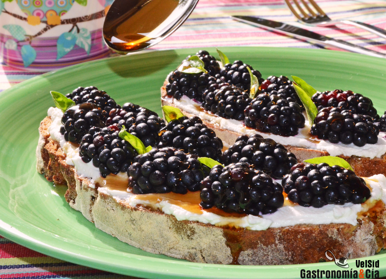 Tostada de pan de centeno con queso, moras y albahaca