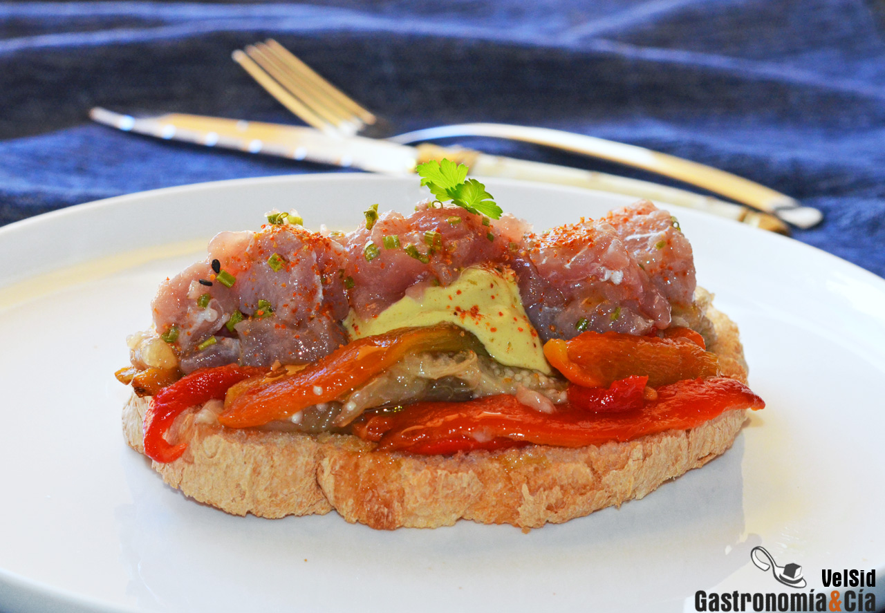 Tosta de escalivada con mostaza y tartar de atún, un bo