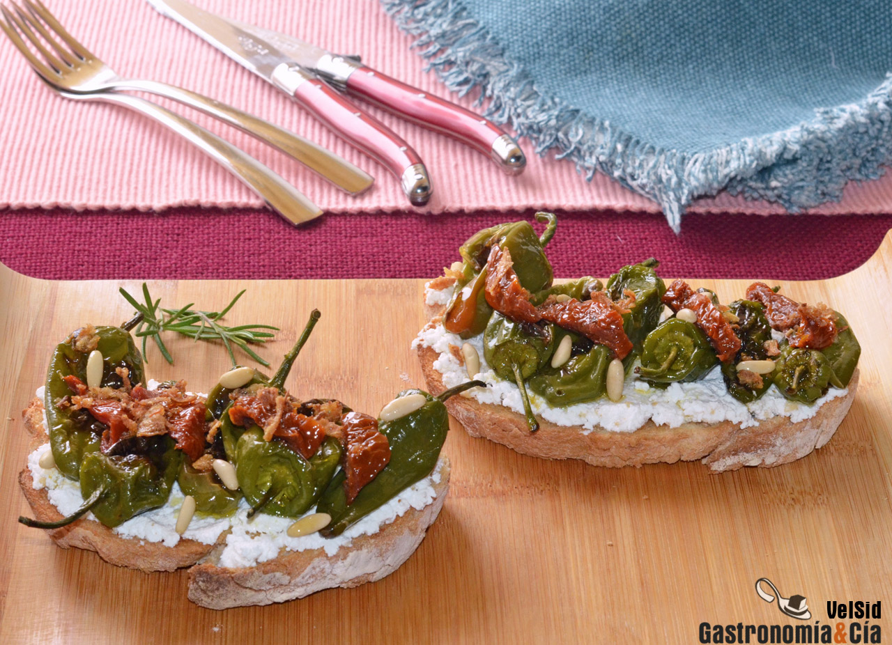 Tostas de pimientos tipo Padrón con requesón y tomates 
