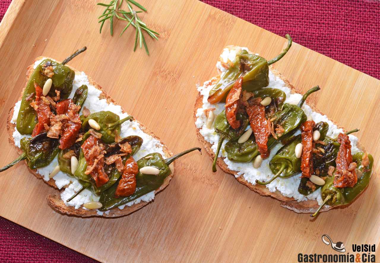 Tostas de pimientos tipo Padrón con requesón y tomates 
