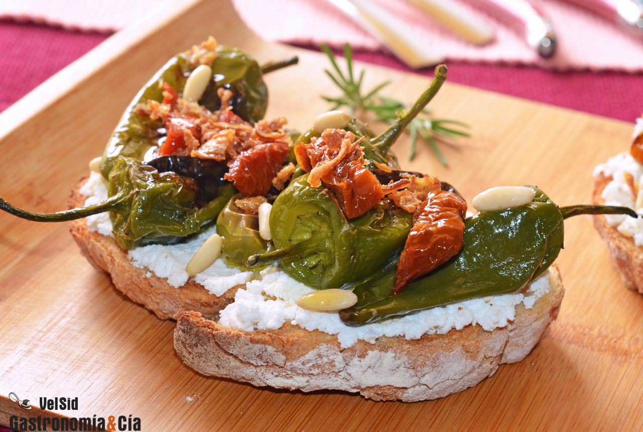 Tostas de pimientos tipo Padrón con requesón y tomates 