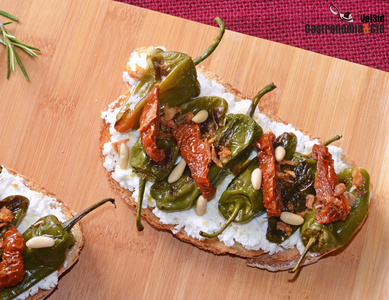 Tostas de pimientos tipo Padrón con requesón y tomates 